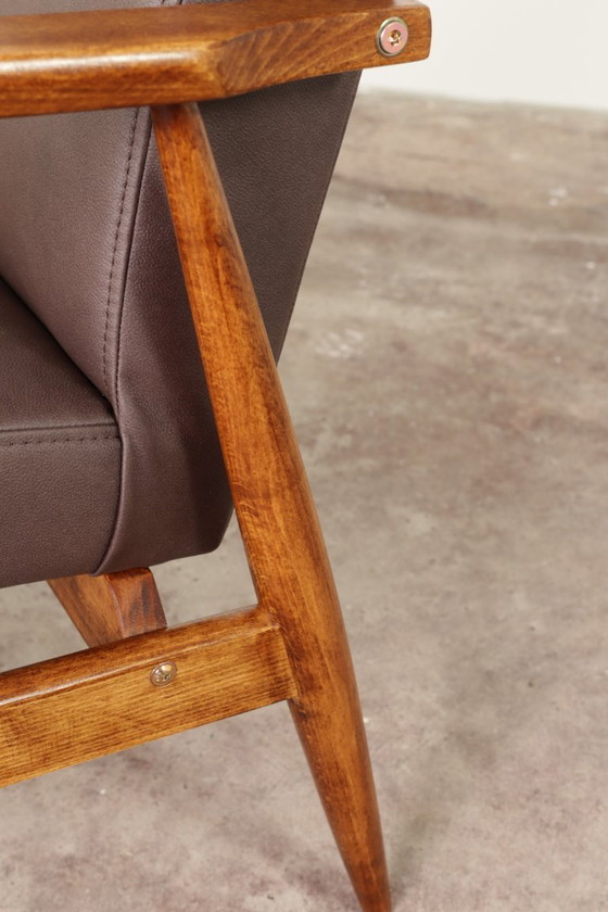 Image 1 of Sedia da salotto scandinava in pelle vegeta color taupe scuro Design classico in legno color noce