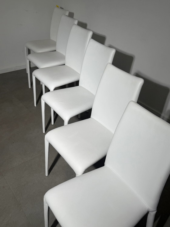 Set van zes witte leren eetkamerstoelen – Italiaans design (photo 3 of 8)