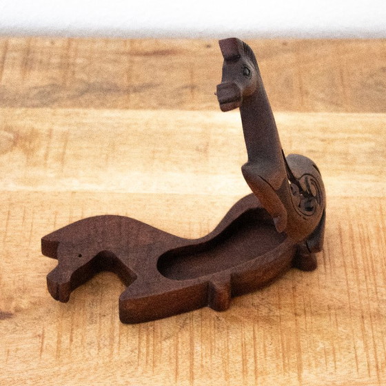 Image 1 of Coffre à chevaux en bois ajouré sculpté à la main