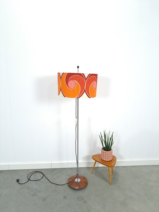 1970er Stehlampe mit farbigem Schirm und Furniersockel