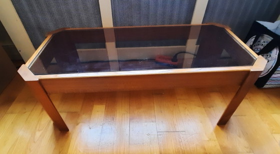 Image 1 of Vintage salontafel van massief licht iepenhout en rookglas, jaren 70/80.