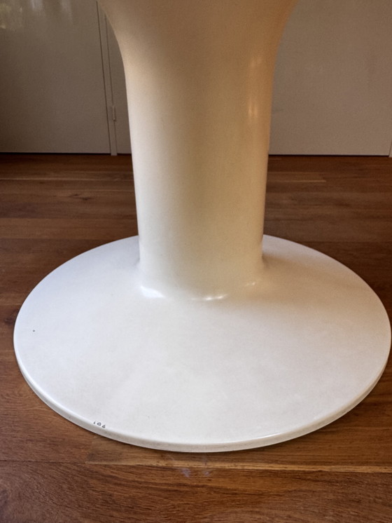 Image 1 of Eettafel wit rond zwarte bies