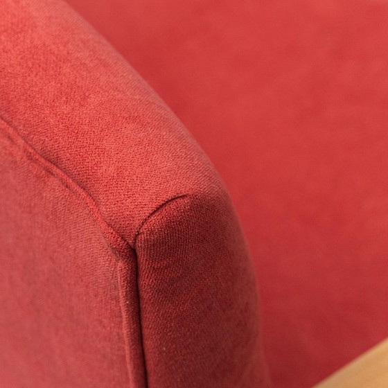 Image 1 of Vintage tweezitsbank – hout en rode stof, jaren 60, moderne antieke stijl