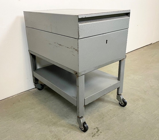 Image 1 of Grijze industriële trolley, jaren 60