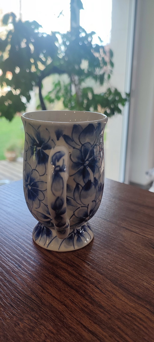 Antiker Porzellanbecher mit Blumenmuster