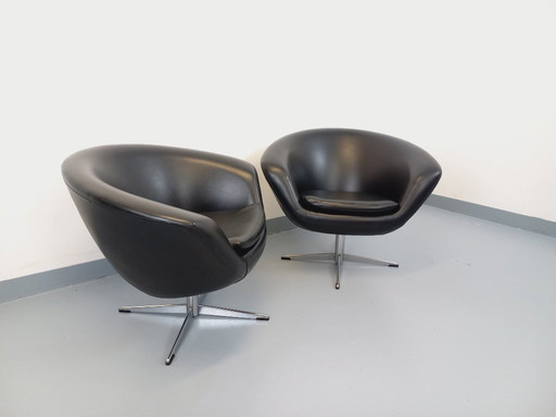 Een paar vintage Scandinavische draaibare fauteuils van imitatieleer en chroom uit de jaren 70.
