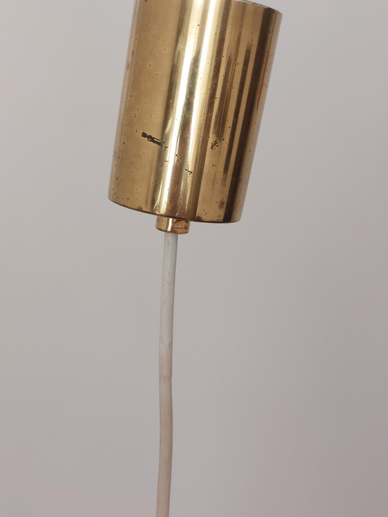 Vintage hanglamp uit het midden van de 20e eeuw met matglazen kap en messing afwerking. – doria, Hanglampen (photo 10 of 11)