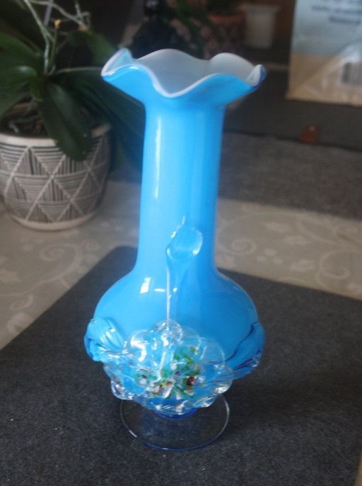 Blue Vase soufflé à la bouche de Stevens & Williams avec fleur appliquée