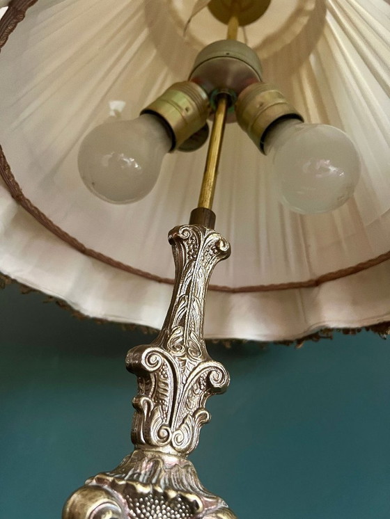 Image 1 of Solida lampada da tavolo in ottone della metà del secolo scorso. Base molto solida e paralume elaborato con finiture in velluto.