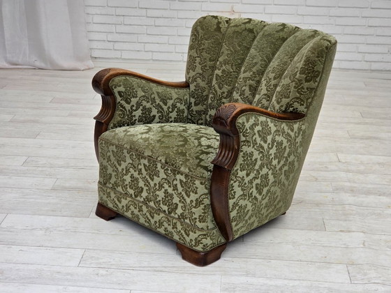 Image 1 of 1960er Jahre, Dänischer Sessel, grüner Möbelvelours, massives Eichenholz.