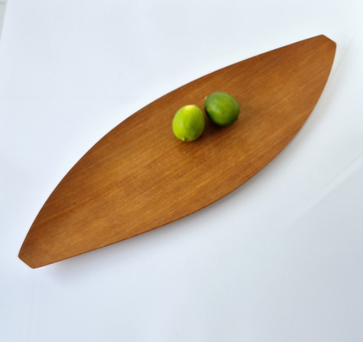 Plateau à sushis en teck, réalisé par Shigemichi Aomine pour le Conseil national des métiers d'art du Japon, vers 1960.