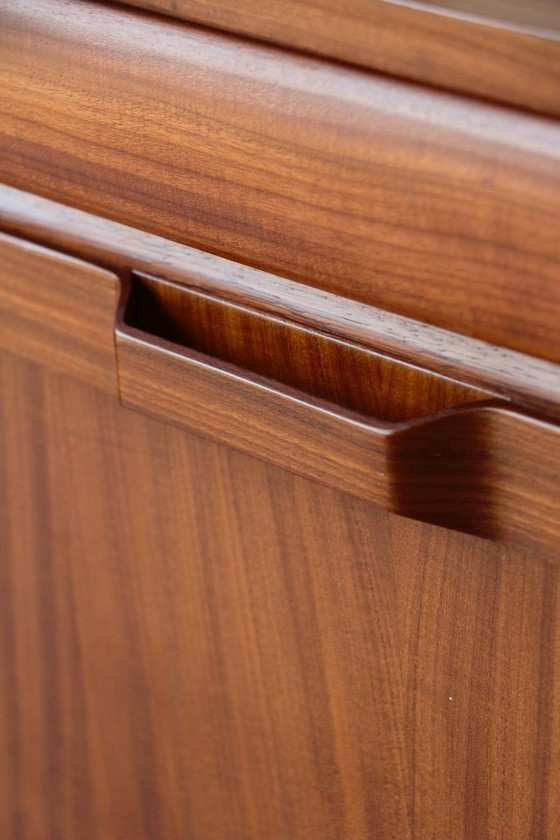 Image 1 of Elliotts of Newbury Low Dressoir: een icoon van mid-century design in teakhout