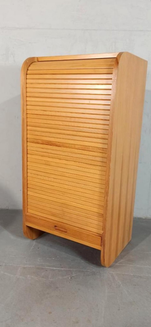 Armoire à porte roulante en pin vintage