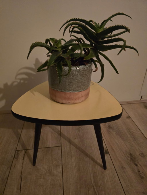 Preciosa mesa auxiliar triangular retro vintage ocre con borde negro