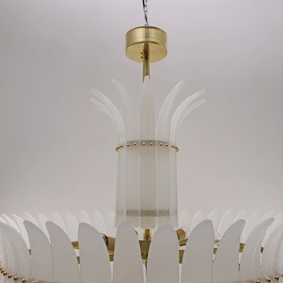 Image 1 of Lustre Art déco en verre de Murano italien, orné de plumes et de détails en laiton.