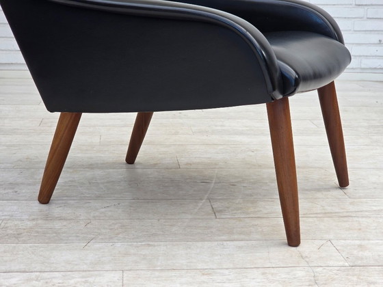 Image 1 of Deense fauteuil uit de jaren 70, zwart kunstleer, poten van teakhout.