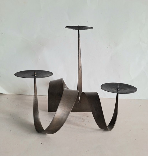 Ferart Canada Brutalist ijzeren 3 armige Pijler kandelaar. Uit één stuk. 