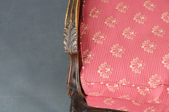 Image 1 of Ancienne chaise à oreilles sculptée avec côtés en canne, Tchécoslovaquie