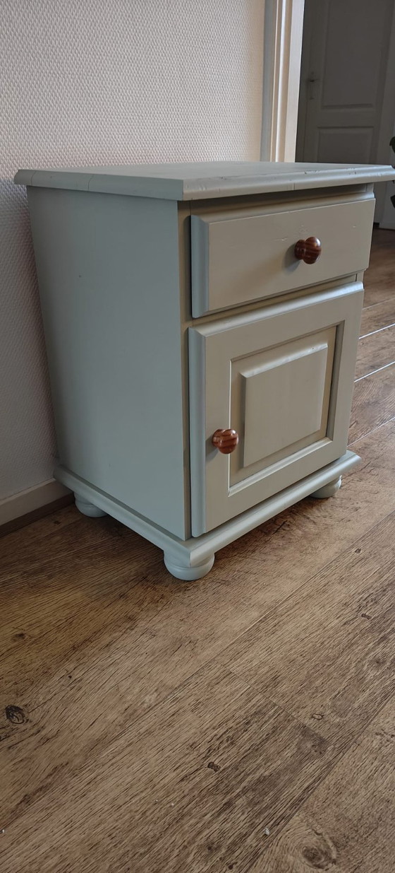 Image 1 of charmanter hellgrüner Nachttisch – im Brocante-Stil