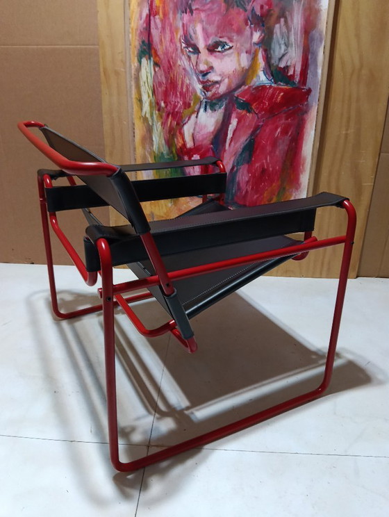 Image 1 of Bolso Knoll Wassily B3 rojo mate, nuevo-usado, en piel negra, de Marcel Breuer.