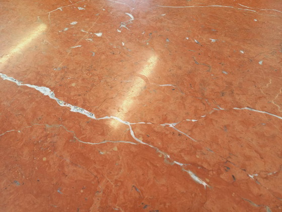 Image 1 of Vintage ovale eettafel van roze marmer uit de jaren 70/80.