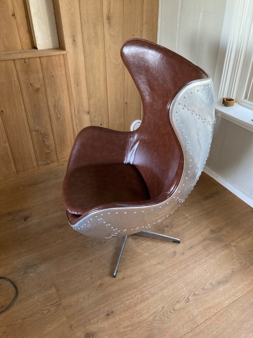 Poltrona a uovo in stile aviatore