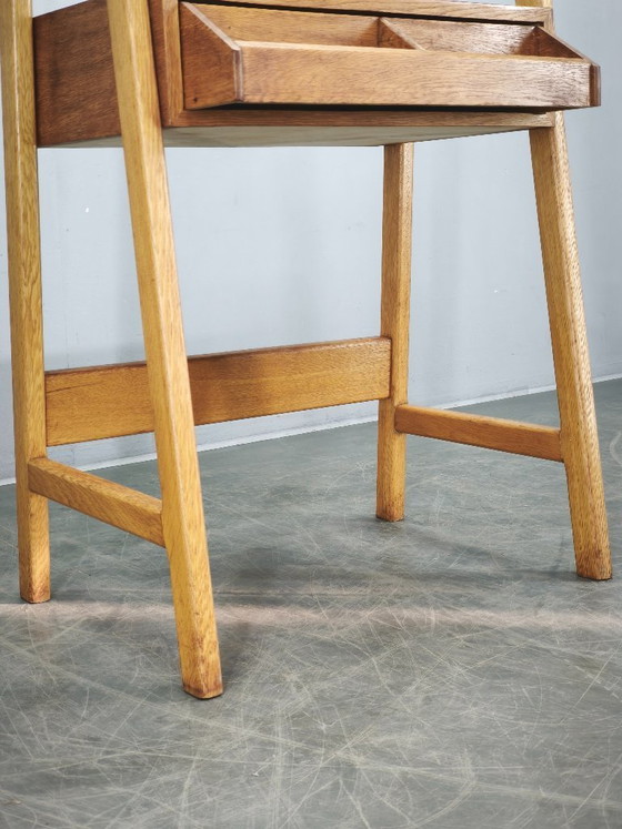 Image 1 of Table d'appoint en chêne tchèque des années 1960 avec tiroir de rangement intégré