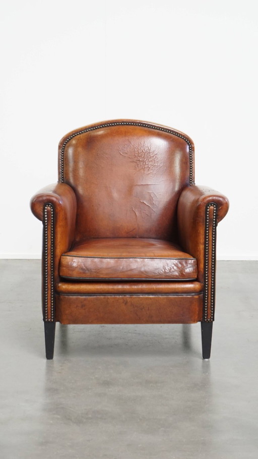 Cognacfarbener Sessel mit Schafsfellmuster