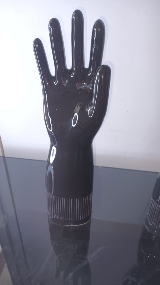 Image 1 of Rare ensemble de 2 moules à gants en porcelaine Pirelli - Art industriel noir du milieu du siècle (1985)
