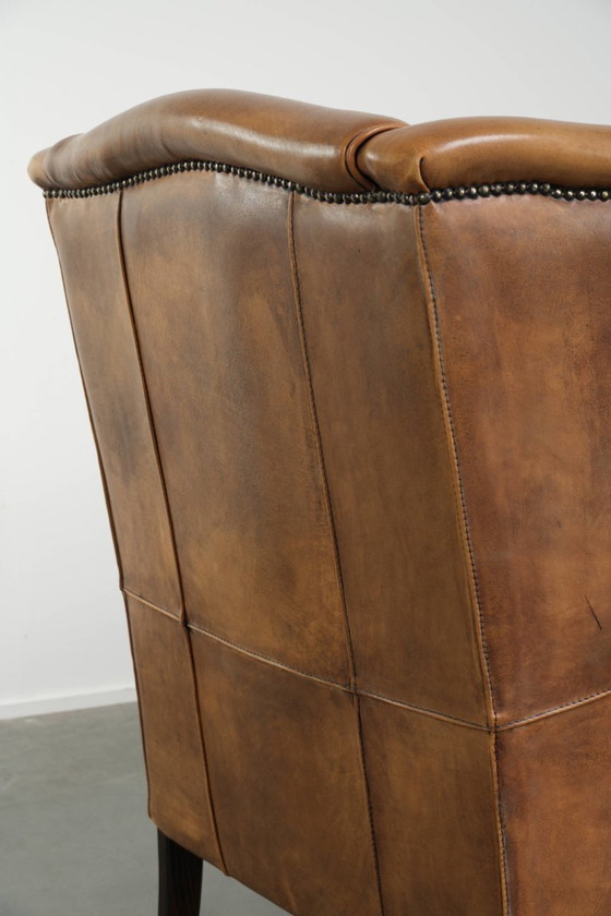 Image 1 of Mooie lichte rundleren oorfauteuil met een tijdloze Engelse uitstraling en een goed zitcomfort