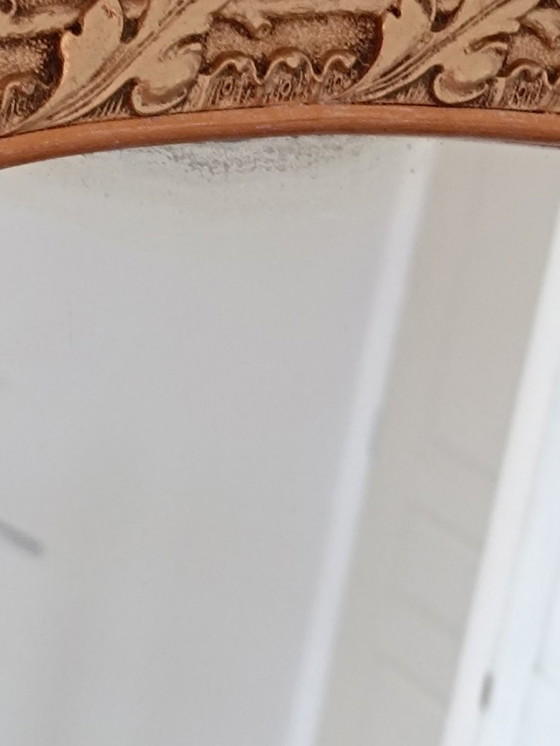 Image 1 of Specchio ovale con cornice dorata e decorata