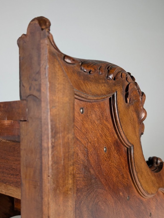 Verzierter hölzerner Tritthocker mit geschnitzten Gesichtern, Holz, Braun, Renaissance (Foto 13 von 15)