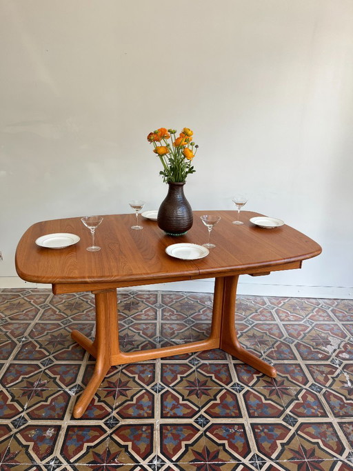 Danish dining table – Dyrlund
