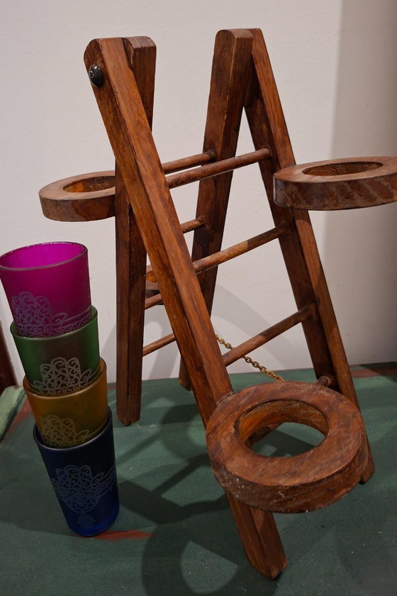 Image 1 of Decoratieve houten wijnkeldertrap. Een eerbetoon aan drinkende muizen. Vintage kandelaar en plantenbak.