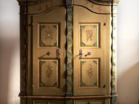 Antiker barocker bemalter Kleiderschrank aus Kiefer – Österreichisch-Ungarische Monarchie, Jahr 1794 (photo 2 of 40)