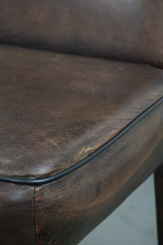 Image 1 of 8 x Tijdloze vintage schapenleren eetkamerstoel met karakter