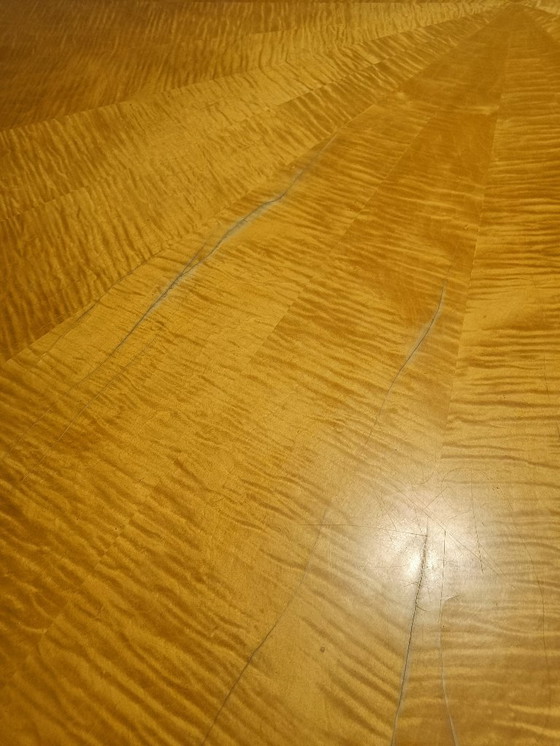 Image 1 of Grote ronde houten eettafel uit de jaren 80 – diameter 203 cm, zongebruind fineer, onderstel met zes poten