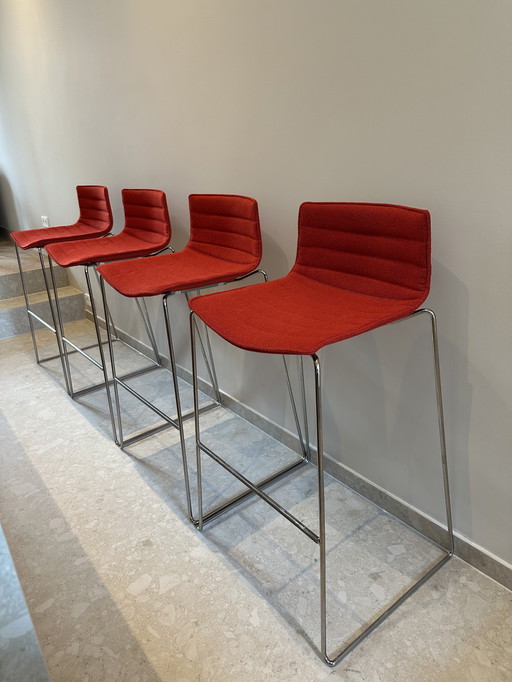 4x sgabello da bar Arper Catifa 46 design rosso Alberto Lievore