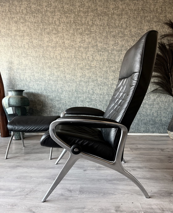 Image 1 of Poltrona lounge James Stressless con poggiapiedi in pelle nera e alluminio