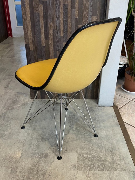 Image 1 of Sedia vintage anni '50/'60/'70 di Eames Herman Miller in fibra di vetro rivestita in vinile giallo.