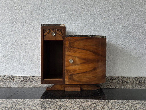 Mesita de noche original francesa de estilo Art Déco (nogal flameado y mármol) – década de 1930