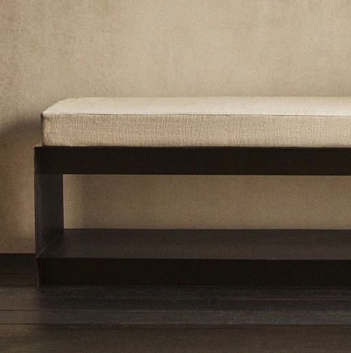 Zwarte metalen Zara-bank voor thuis met kussen en opbergruimte.