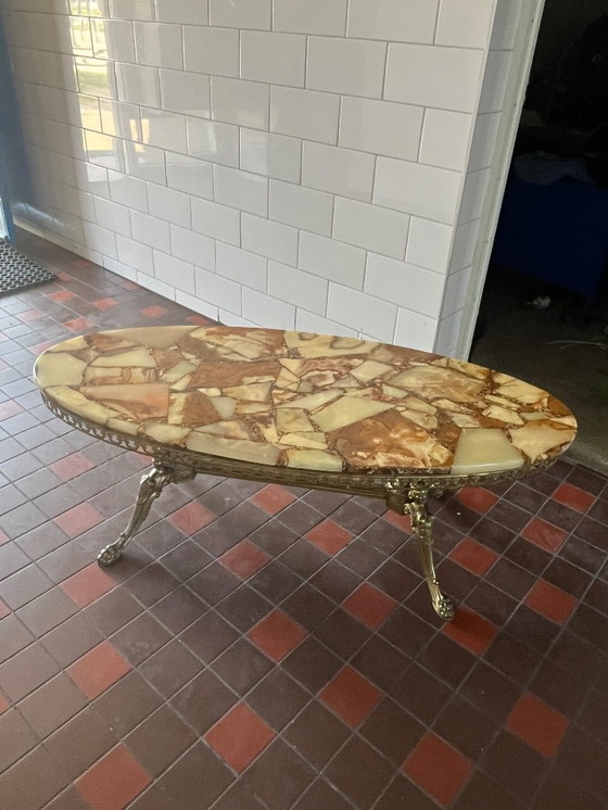 Image 1 of Ancienne table basse en marbre Pieds en cuivre Vintage Onyx