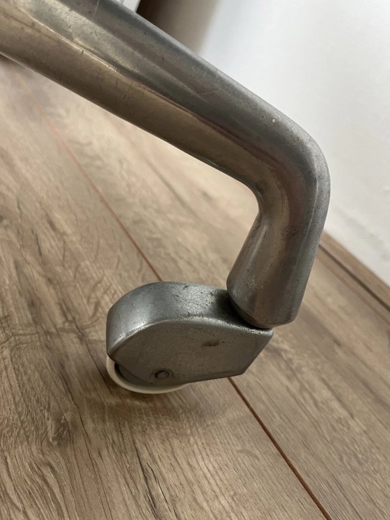 Vitra Eames EA117 - Vintage, not 5, but 4 legs – Swivel chairs, Aluminium (photo 13 of 19)