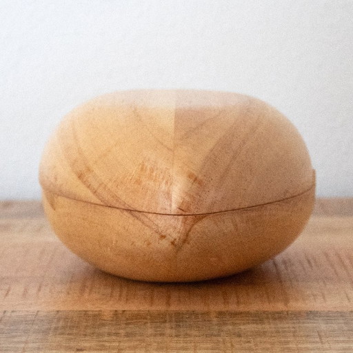 Light wooden box in the shape of an egg: modern design
