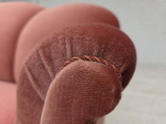 Image 1 of Canapé danois 2 places des années 1950, revêtement en velours rose saumon, pieds en chêne.