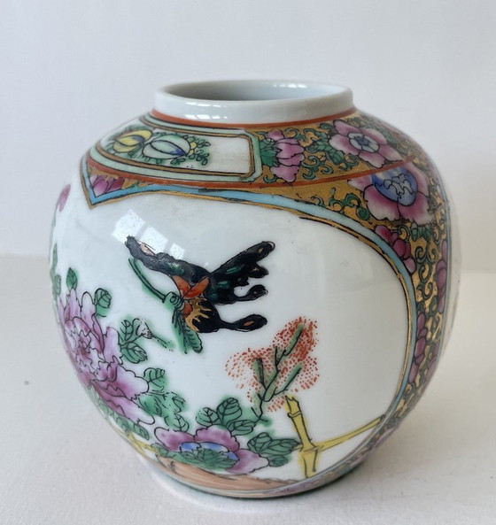 Image 1 of Vintage hand-painted Chinese vase / ginger jar Famille Rose