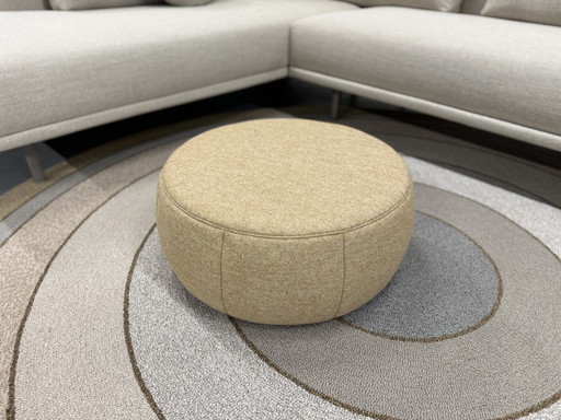 Design on Stock Barrell 60 Hocker Bardal Sahara fabric