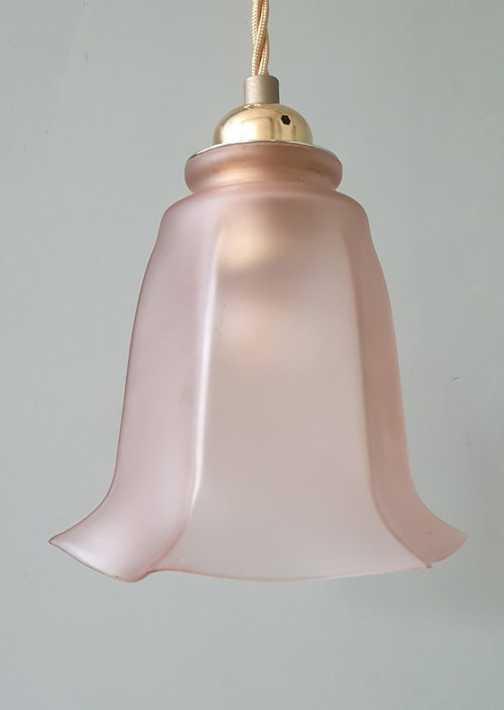Image 1 of Set Vintage franse roze hanglampen van gekleurd glas.