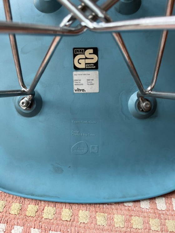 Image 1 of Silla auxiliar de plástico Vitra Eames